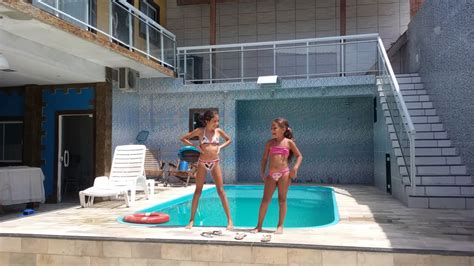 Enquanto as férias não acabam, as irmãs alice e malu convidam a coleguinha madu para um novo desafio da piscina. Desafio da piscina com Rihanna - YouTube
