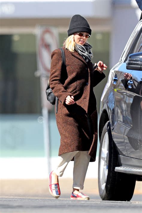 Скарлетт йоханссон, мэнди мур и элизабет олсен. SCARLETT JOHANSSON Out Shopping in The Hamptons 03/16/2020 ...