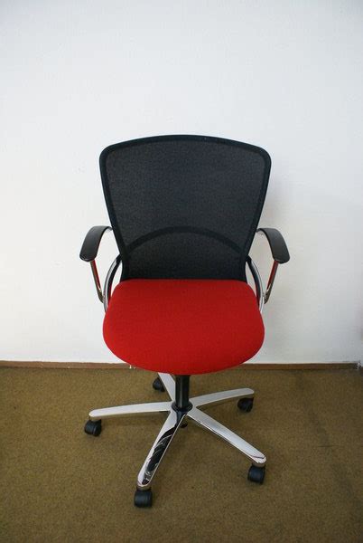 The comforto 59 family of chairs distinguishes itself through its innovative design concept and sleek design notes. Comforto Bürostuhl Diva mit Netzrücken. - zwoimol