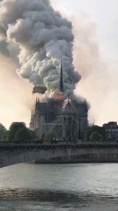 Your browser currently has javascript turned off. Fire at Paris' Notre Dame Cathedral : gifs