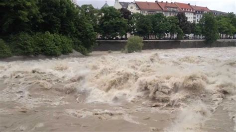 München, isar im jahr 2013 die isar entspringt im tiroler teil des karwendels. Isar Hochwasser München - YouTube