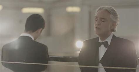 Legendary opera singer andrea bocelli and his superstar son matteo join forces for this performance of a song from their album 'si' which is also featured in. Legendärer Sänger Andrea Bocelli singt ein bewegendes ...