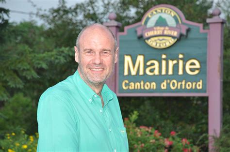 Son unique activité est d'organiser chaque mois un diner. Un médecin français vise la mairie à Orford - Le Reflet du Lac