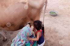 punjabi village villaggio indiane donne milking vrouwen indische melken