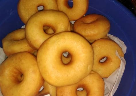 Campur semua bahan ke dalam mangkuk dan diuleni hingga kalis (tidak lengket di tangan) dan elastis. Cara Membuat Donat Kentang Sederhana yang Enak dan Mudah