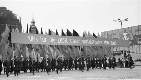 Mai in berlin ist ein aufregender tag. Begeisterte DDR- Bürger mit Kindern und Familie beim Vorbeizug an der Ehrentribüne zum Feiertag ...