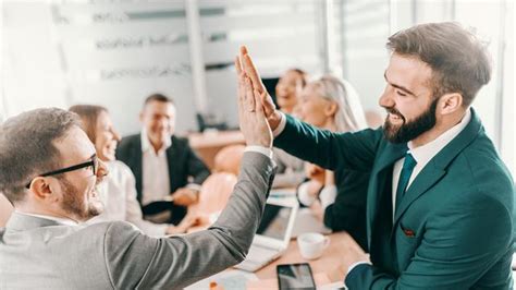 Hasil riset yang dilakukan oleh standford research. Definisi Motivasi dan Cara Manager Memotivasi Karyawan