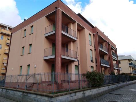 Posto al terzo ed ultimo piano di un condominio con ascensore, è composto da ingresso in soggiorno con divano e cucina ammobiliata,. APPARTAMENTO IN VENDITA CISANELLO, PISA 2203