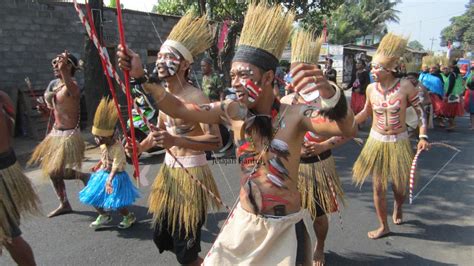 Denah rumah 1 lantai diatas lahan hook seluas 77 m2 (7 m x 11 m). Jogjamedia on Twitter: "#FOTO Kostum Papua di Karnaval ...