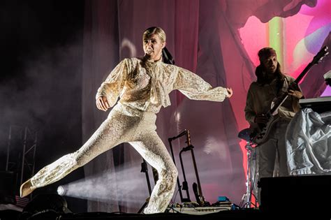 Jonathan wilson med band er dyktige musikere som gir publikum flere gode låter ispedd utsvevende. Robyn @ Øyafestivalen 2019 - disharmoni