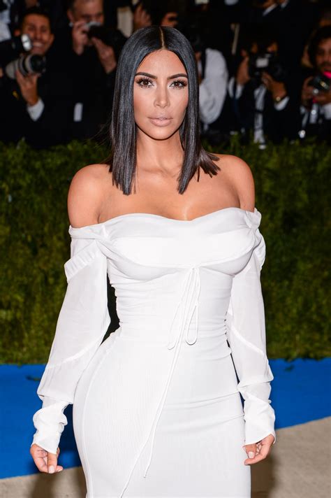 Заставила модниц носить спортивные штаны с обувью на каблуках. Kim Kardashian at MET Gala in New York 05/01/2017 • CelebMafia
