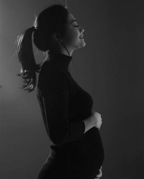 Semula, saya kira, ini nggak ada bedanya dengan selfie biasa. Intip Cantiknya Pose Kehamilan Raisa dalam Konsep Hitam Putih! 10 Ide Foto Serupa Ala Artis Ini ...