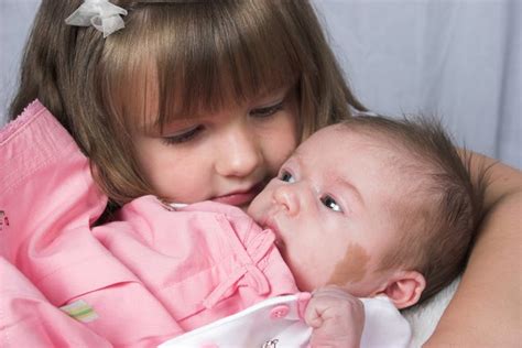 Kini ada cara baru memandikan bayi baru lahir, yaitu dengan menggunakan kain lembut. Cara Menghilangkan Tanda Lahir Pada Bayi