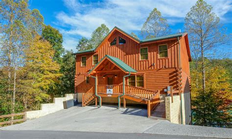 Contents includes 1 splash mat, 1 inflatable dolphin. Pigeon Forge Pool Cabin - Splish Splash