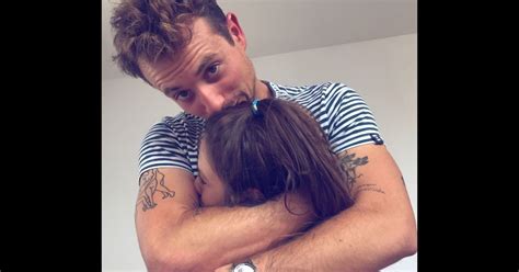 En juillet 2019, elle annonce sa grossesse sur son compte instagram. Hugo Clément retrouve Alexandra Rosenfeld et sa fille Ava ...