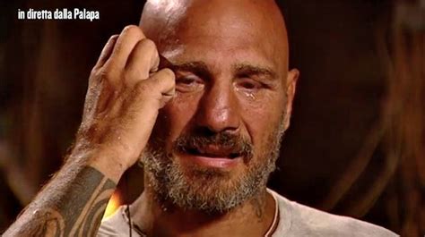 Per info serate manifestazioni, partecipazioni televisive & altro: Isola 11, Giacobbe Fragomeni fa commuovere tutti: 'La boxe ...