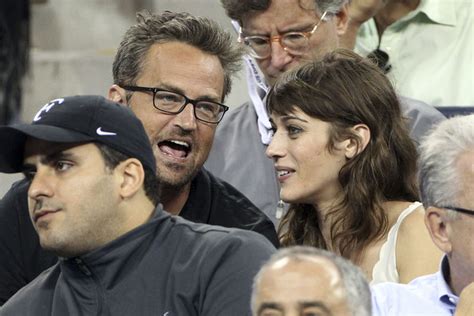 ˈdʒuːliə ˈɹɒbɚt͡s) est une actrice et productrice américaine, née le à smyrna (géorgie). Matthew Perry Lizzy Caplan Photos Photos - Stars at the US ...