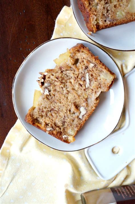 This pineapple banana quick bread goes together in a snap and you don't even need to get your mixer out. vegan hummingbird bread {banana, pineapple & pecan} | The Baking Fairy