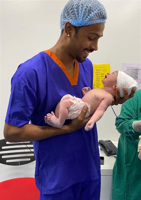 Cari stw perot berlemak | twuko. Foto pertama Dari Hardik Pandya dan bayi laki-laki Natasa Stankovic akan menjadi viral