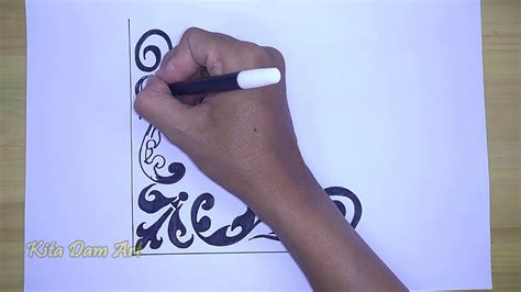 Cara membuat kaligrafi hiasan mushaf surat al kautsar sederhana untuk anak sd menggunakan spidol, dengan kaidah khat. Kaligrafi Surah Al Kautsar Anak Sd - Kaligrafi Surat Al ...