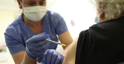 Belgium is aiming to vaccinate 70 percent of the population by the end of 2021 — about 8 million people. Quatorze personnes sont décédées en Belgique après ...