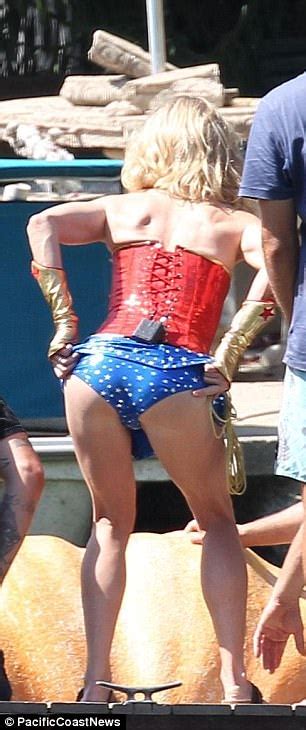 825 x 1200 jpeg 778kb. Julie Bowen as Wonder Woman on set of Modern Family