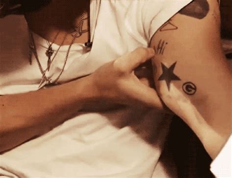 Do we think harry styles knows how many tattoos he has? Harry Styles Green Bay Packers Logo Tattoo ...