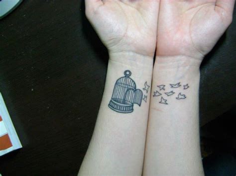 Schmerzen innen schmerzen auf der innenseite im handgelenk (zur handfläche hin) können von schmerz beim beugen des handgelenks nach innen ist der häufigste schmerz auf der außenseite. Tattoos Handgelenk: Die Begeisterung der neuen Generation ...