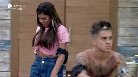 The singers spent the weekend at the same hotel and let the clues slip away because of the posts they made on social networks. A Fazenda 12: Biel detona Tays Reis: "Não faço mais questão"