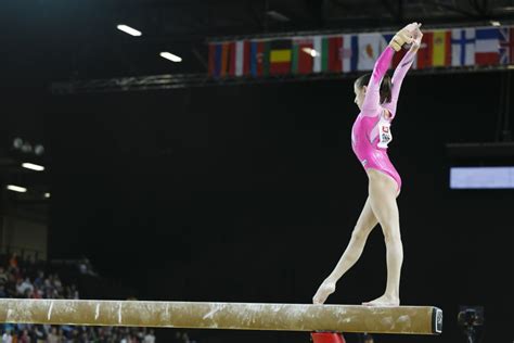 • é o terceiro exercício do concurso geral feminino, e onde são apuradas as oito melhores ginastas para a final do aparelho. Ginástica artística - Esportes - InfoEscola