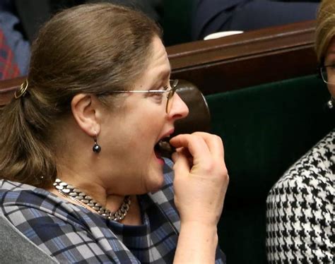 Posłanka znana jest z ekscentrycznego zachowania i dość jednoznacznych poglądów. Pawłowicz w euforii SZYDZI z przeciwników. Ale jest też coś, co PRZERAŻA - Super Express