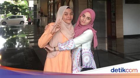 Dalam aksi joget tiktok, kakak adik tersebut kompak dan penuh keakraban. Emak-emak Awet Muda Viral di TikTok, Bak Kakak Adik dengan ...