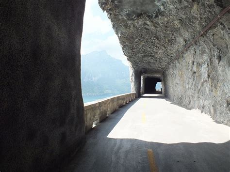 Nach ihrer fertigstellung im jahr 1865 war die axenstraße der erste weg nach uri, bei dem der luzerner see nicht befahren. Die alte Axenstrasse - Fotos hikr.org