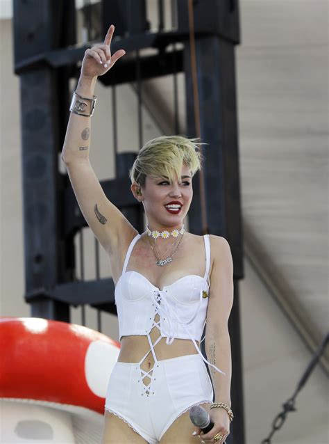 Miley Cyrus Naked on Cover of Rolling Stone, Realizes She's Not ...