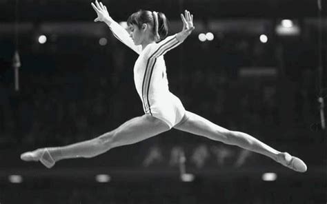 Lange halten die herren der ringe am amateurstatus fest, inzwischen ist olympia eine hochkommerzielle veranstaltung, an der vor allem profis teilnehmen. Nadia Comaneci en los JJ.OO. de 1976 en Montreal, Canadá ...