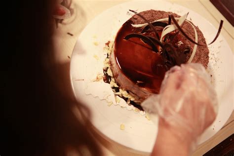 当杏仁遇上草莓和巧克力——DIY草莓巧克力蛋糕 | Iamkiki.com