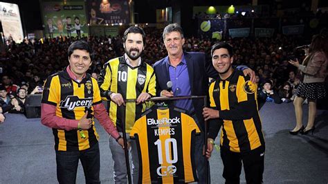 Kempes' career started at local club instituto, where he played alongside osvaldo ardiles before quickly moving on to rosario central, where he scored 85 goals in 105 matches and established himself as a remarkable goalscorer, prompting valencia cf to sign him. Hinchas de Fernández Vial homenajearon a Mario Kempes en ...