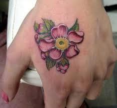 Tato warna yang dipasang di tangan kalo jenis ini umumnya permanen meski ada juga yang tidak permanen. TATO WARNA DI TANGAN