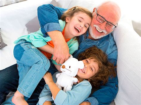 Los abuelos nunca mueren, se hacen invisibles para descansar en nuestro corazón como el mejor de los legados, como el mejor tesoro que cuidar. Abuelos: ¡cuidado con sobrecargarlos! | Sonríe Mamá