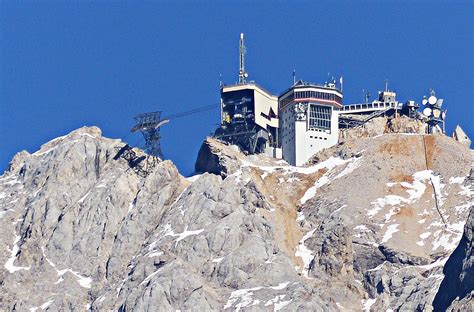 Der kran für die arbeiten an der bergstation der neuen bahn überragt den gipfel. Auf dem Gipfel der Zugspitze Foto & Bild | deutschland ...