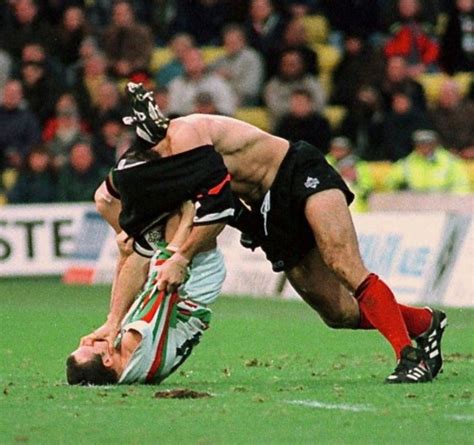Dans l'intimité du vestiaire avant un match. Gros câlin ! | Gros calin, Stade toulousain, Calin