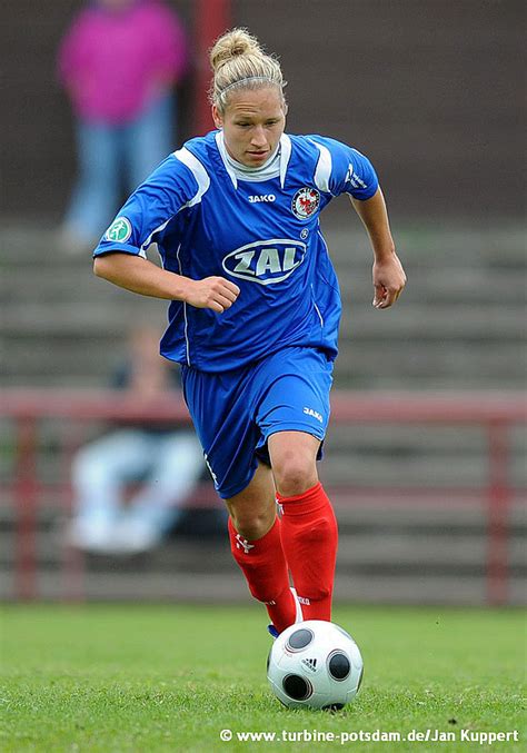 She plays as a defender for cd tacón. Babett Peter - Fotos & Videos