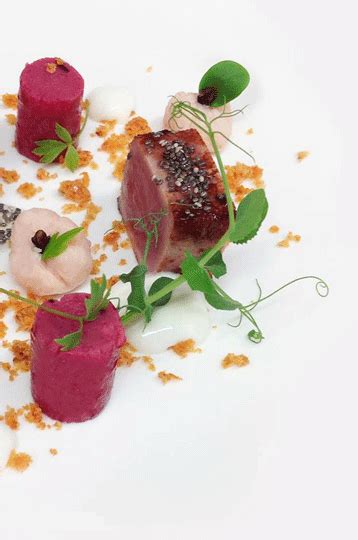 La carne viene appena scottata in padella e sfumata con cognac e insaporita da una ricca. Tonno rosso scottato con semi di chia - Di Testa e Di Gola