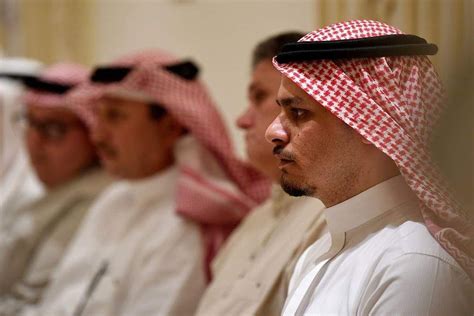 جمال خاشقجي من مواليد 1958 في المدينة المنورة. أبناء جمال خاشقجي يستقبلون المعزين في جدة