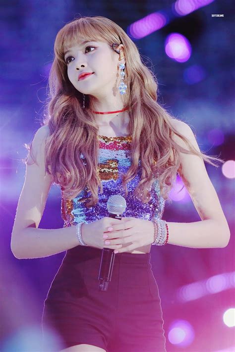 Lisa suma más de 28 millones de seguidores en instagram desde su cuenta oficial es @lalalalisa_m la integrante de blackpink tiene como su marca personal su cabello liso y el flequillo que cubre su frente. Pin de BLACK PINK en Black Pink | Lisa blackpink fondo de ...