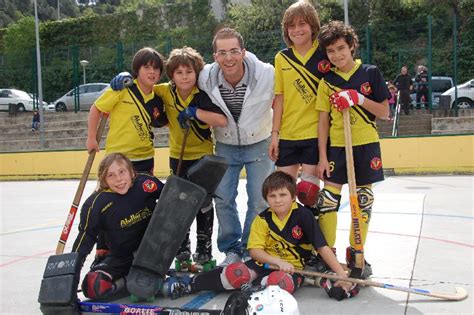 L'hoquei sobre patins és un esport d'equip que es practica sobre patins de dos eixos i quatre rodes entre dos equips, 4 jugadors i un porter. Hoquei Patins. Jornada 14 de Abril de 2012