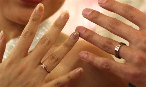 Cincin tunangan merupakan sebuah cincin yang biasanya dilengkapi dengan berlian atau batu berharga yang diberikan oleh seorang pria kepada tunangannya pada hari pertunangan. boleh ngomong: Sejarah Cincin Kawin