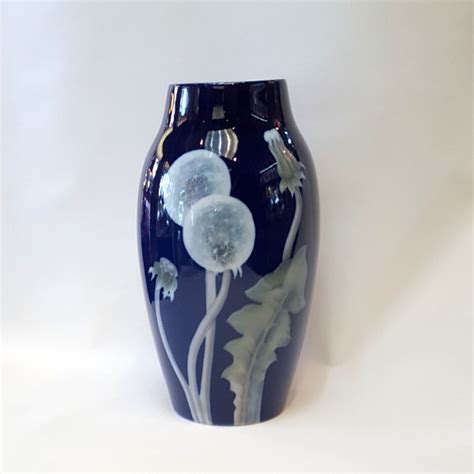 Mazzo dei fiori bianchi in un vaso di vetro fotografia. Blu cobalto con fiori bianchi, vaso - Amplo Rella Gallipoli
