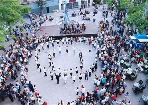 Demostración callejera del baile tradicional de catalunya la sardana. La sardana 'L'Aplec de Cubelles' guanya el premi de la ...