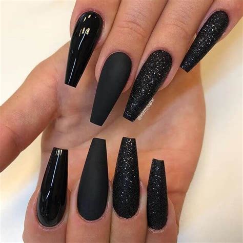 Schwarze nägel sind also attraktiv, doch was kann man aus ihnen machen? 50 Sweet Matte Nails for Every Occasion | Nagelideen ...